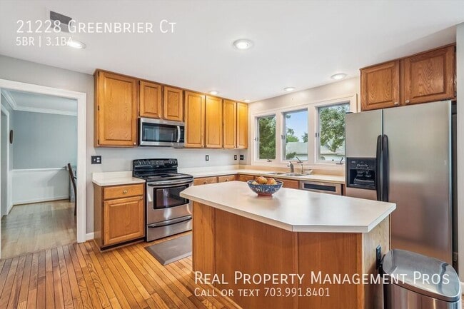 Building Photo - 21228 Greenbrier Ct