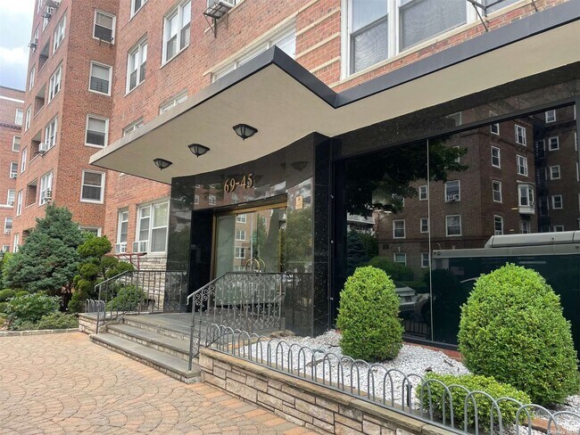 Building Photo - 69-45 108th St