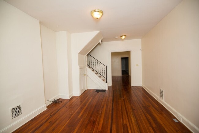 Foto del edificio - Charles Village 3bd/1.5ba Rowhome w/ W/D & A/C! --Available 8/14