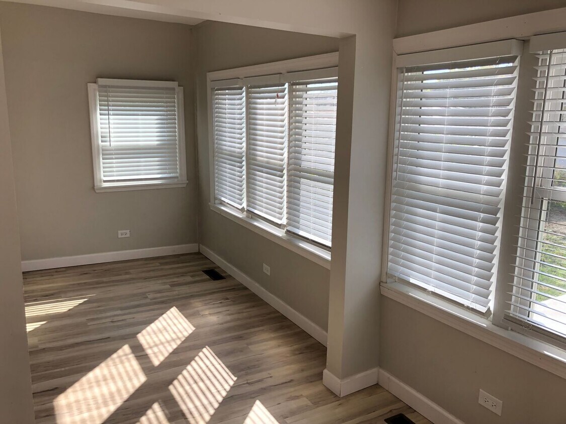 Foto principal - Large remodeled 4bed/2bath close to school...