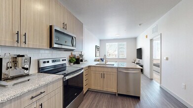 1/1, 660sf - Railside at Wadsworth Station