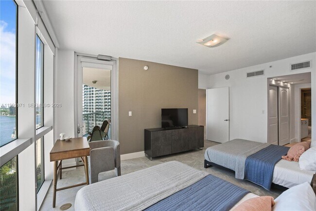 Building Photo - 1750 N Bayshore Dr