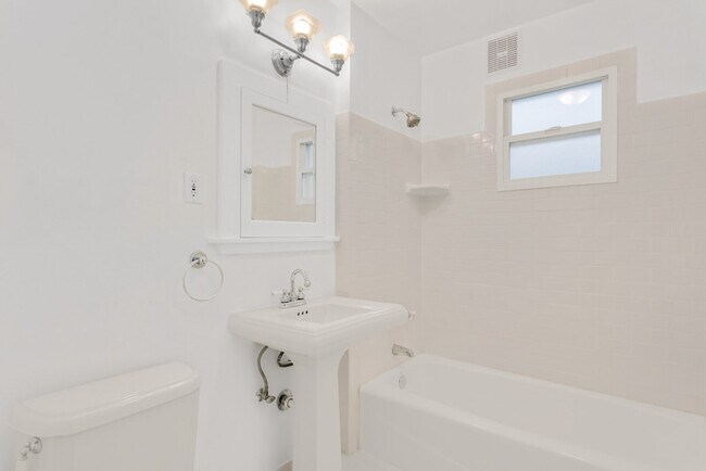 Foto del edificio - 2610 Glenwilde Pl E