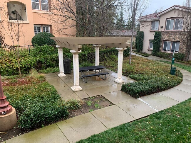 Building Photo - Nice Condo w/Garage in Roseville