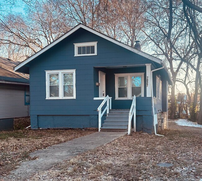 Building Photo - 2 Bedroom 1 Bath Home For Rent! *** 1/2 OF...