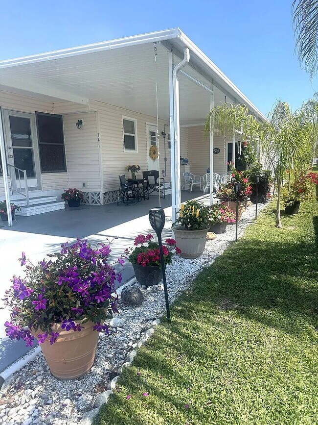 Foto del edificio - "Charming 2-Bed, 2-Bath Retreat in Nokomis!"