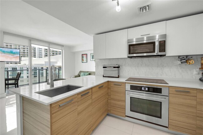 Foto del edificio - 1300 Brickell Bay Dr
