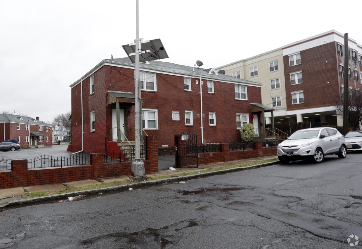 Building Exterior - 300 N Day St