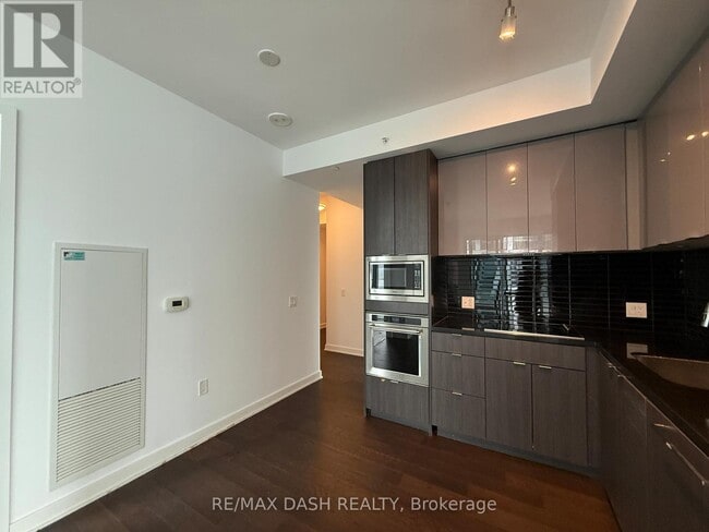 Building Photo - 115-4115 Blue Jays Way
