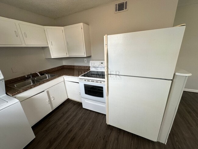 Foto del edificio - 6204 E 155th St