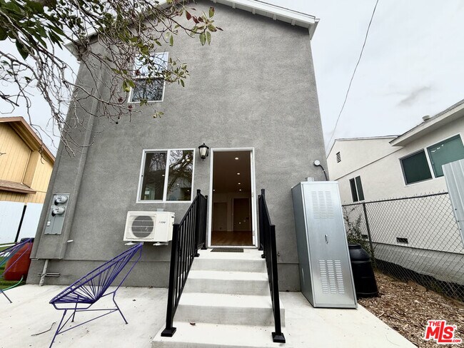Building Photo - 384 Hargrave St