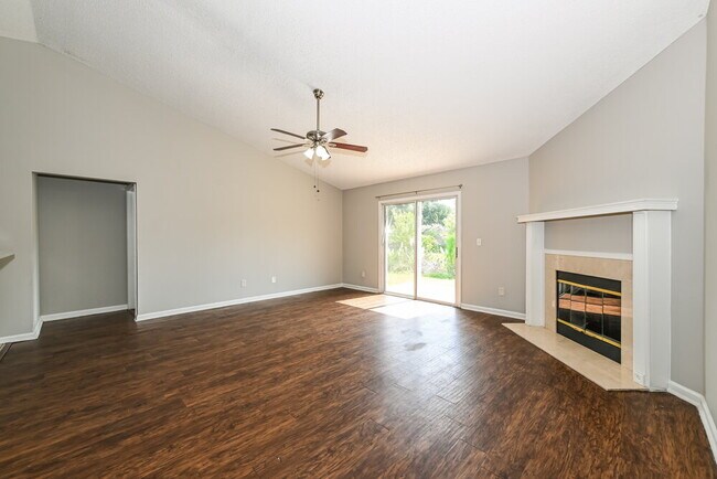 Foto del edificio - 14027 Crestwick Dr W