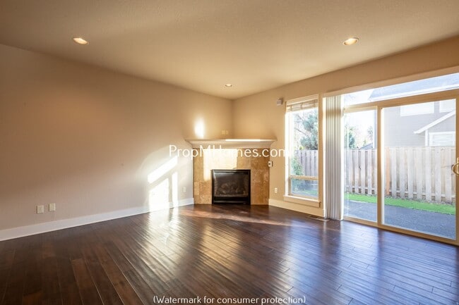 Building Photo - Light & Bright Three Bedroom Home In Hills...