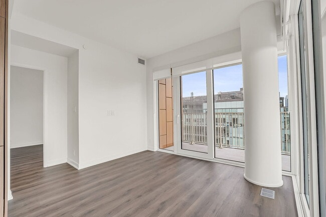 Building Photo - 88 Bathurst St