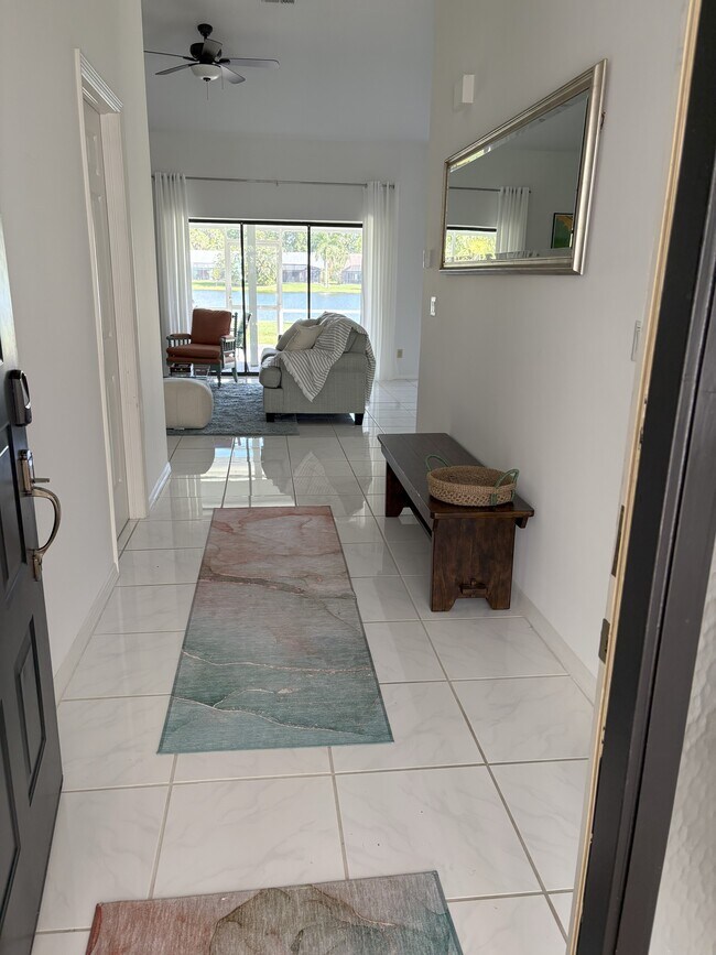 Foto del edificio - 1352 Monarch Cir