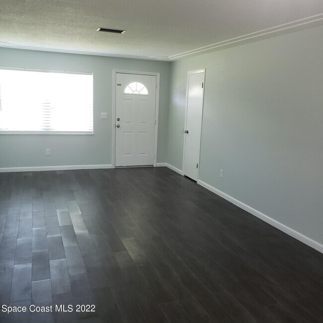 Building Photo - 990 Butia St