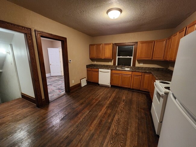 Building Photo - 4 Bedroom, 2 Bathroom home with large yard...