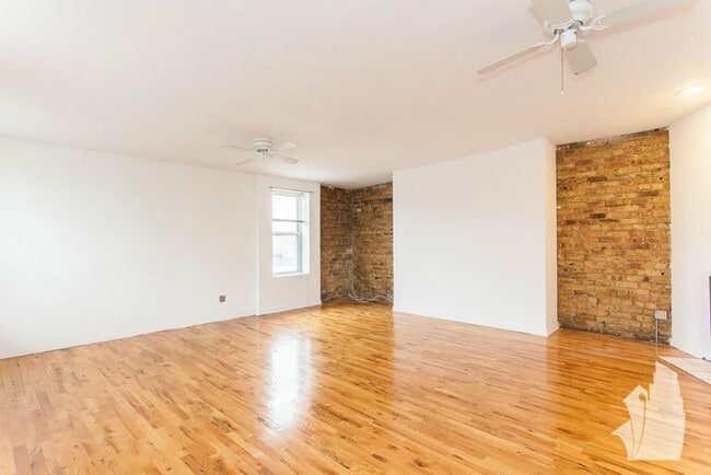 Building Photo - 2057 W Dickens Ave