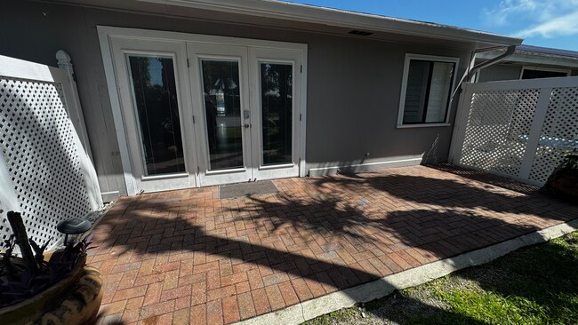 Patio trasero aislado - 163 Breezeway Ct