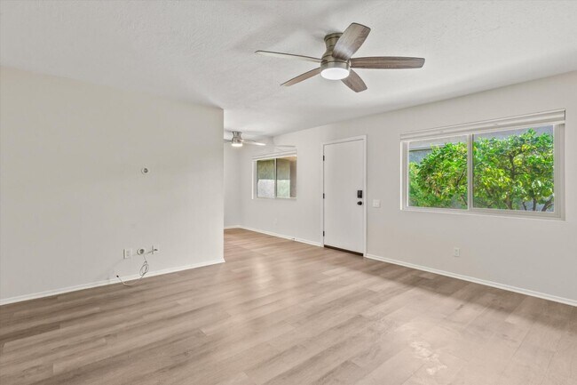 Foto del edificio - 365 N Saturmino Dr