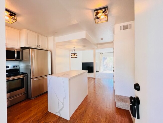 Foto del edificio - Move-in Ready 2BD/2.5BA Townhome in Westsi...