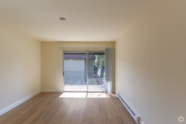 2 habitaciones, 1 baño - 824 pies cuadrados - Sala de estar - Bonnie Terrace Apartments