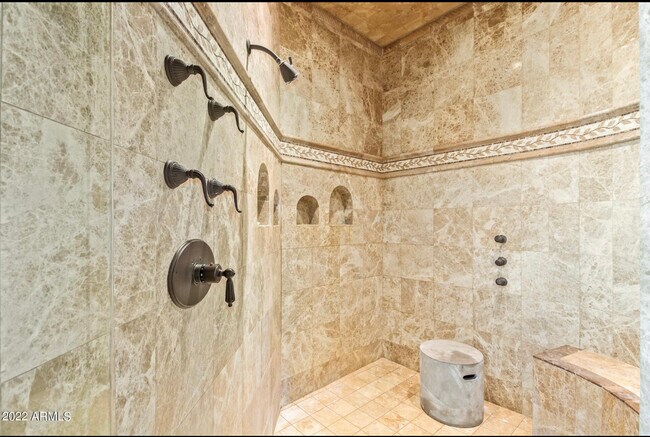 Building Photo - 9245 N Vista Verde Ct