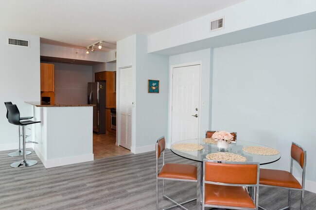 Building Photo - 802 W Windward Way