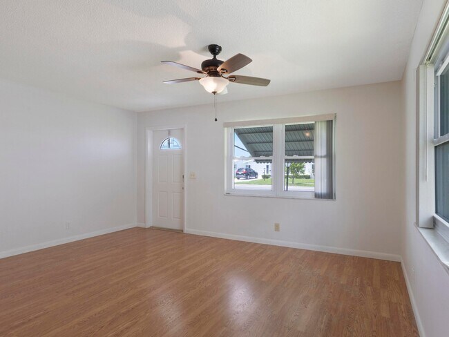 Foto del edificio - 2196 SW Congress Blvd