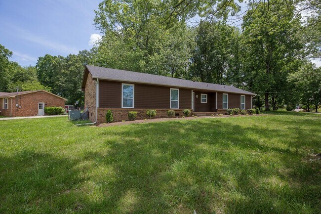 Foto del edificio - Sharp 3 bed 2 ba with storage shed
