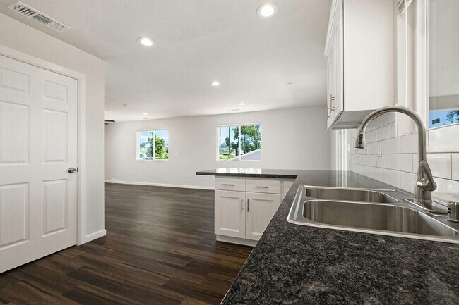 Foto del edificio - Paradise- 2 bed 2 bath +Bonus room, No Pets, Garage, fenced yard, RV parking