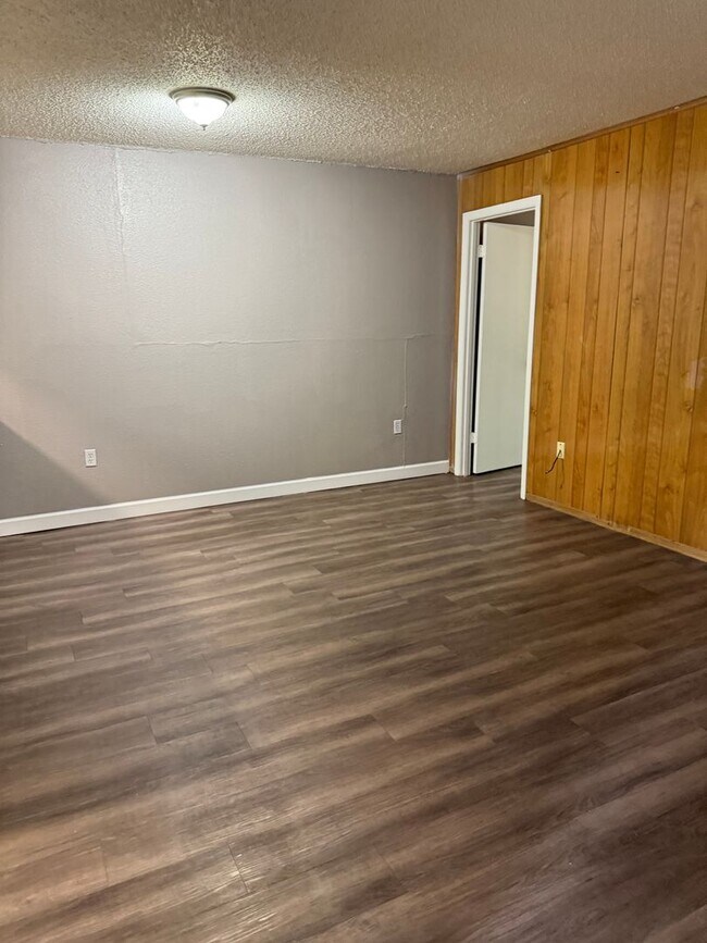 Foto del edificio - LEASE NOW AND ENJOY 50% OFF 2ND MONTH! Loc...