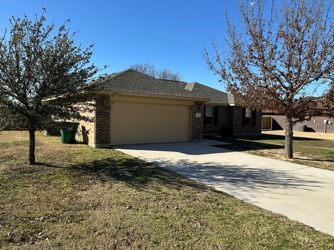 Building Photo - Spacious 4 bedroom 2 bath home in Gainesvi...