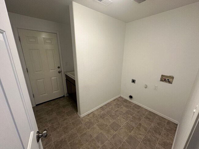 Foto del edificio - SW Bend House Near the Old Mill District, 4 Bdrms, 2.5 baths, A/C, Office/den, Dbl. Garage