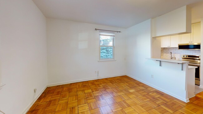 Building Photo - Quiet Glover Park One Bedroom W/Plenty of ...