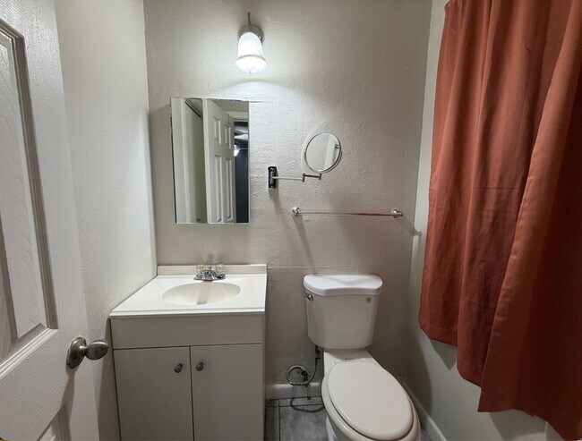 Building Photo - 2104 Hillburn Dr