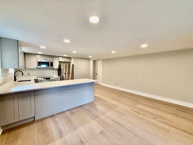 Building Photo - 17 Halsey Pl