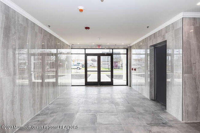 Building Photo - 509 Memorial Dr