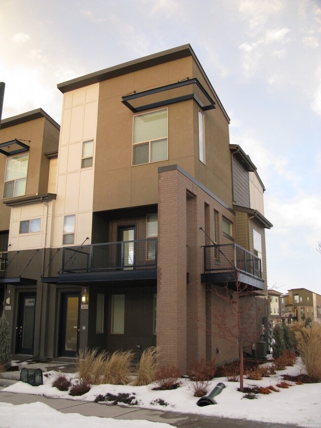 Modern End Unit 3 Bedroom Townhome with Solar. - Modern End Unit 3 Bedroom Townhome with Solar.