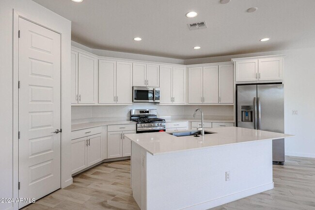Building Photo - 7682 W Jackrabbit Ln
