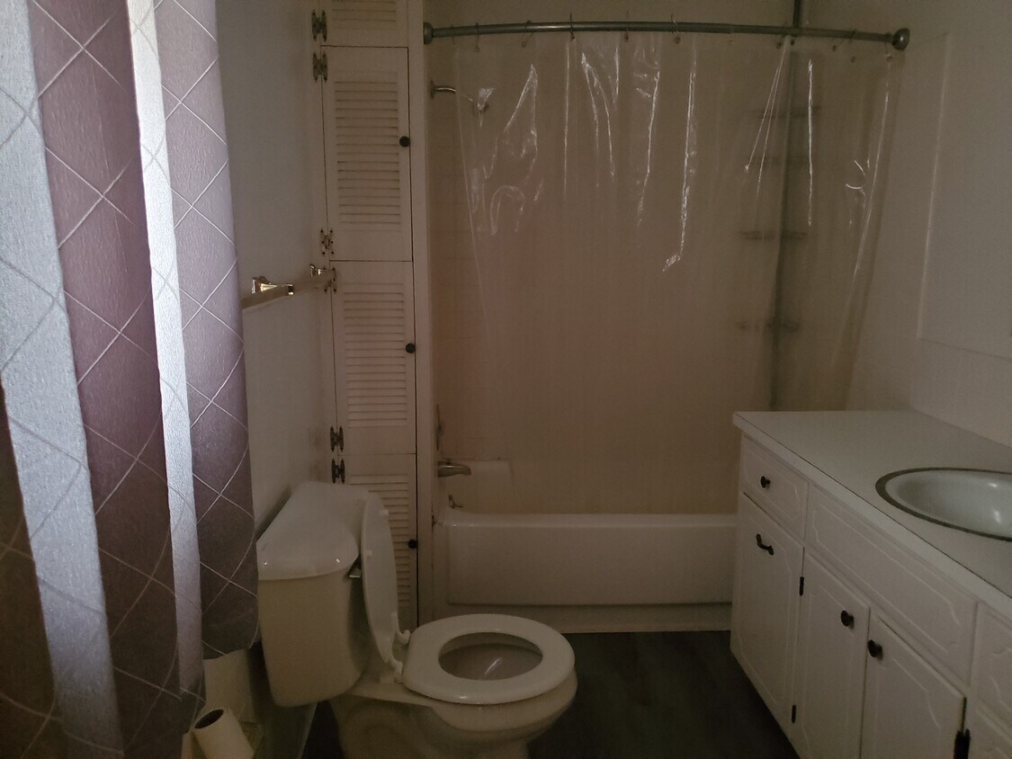 Bath Room - 410 S A St