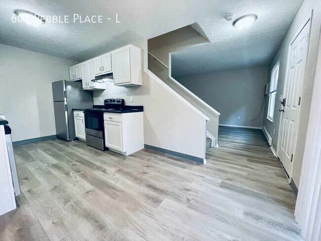 Foto del edificio - 607 Pebble Pl Dr