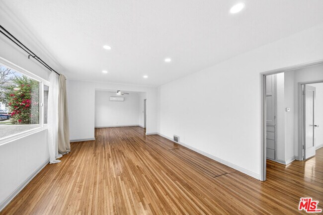 Foto del edificio - 1050 S Hayworth Ave