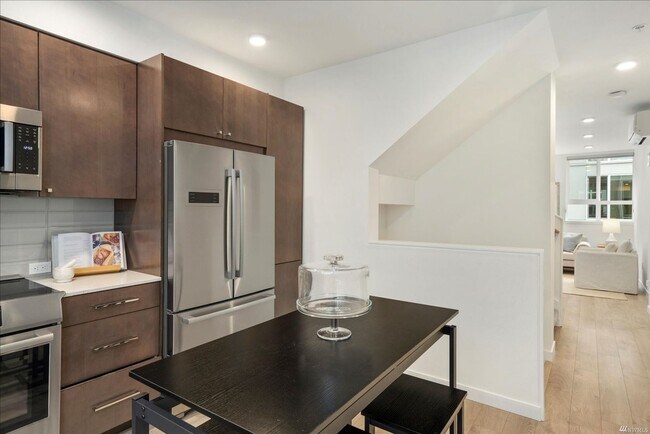 Building Photo - Modern Urban Design in Ballard Townhome! T...