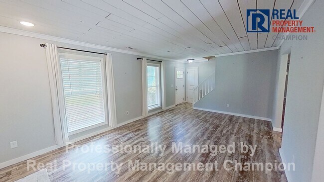 Foto del edificio - Updated Home Filed w/Custom Details