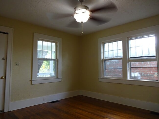 Building Photo - 12 E Chestnut St