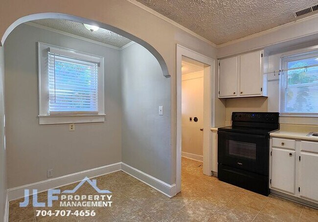 Building Photo - Charming 2Bed /1 Bath Home in Convenient C...