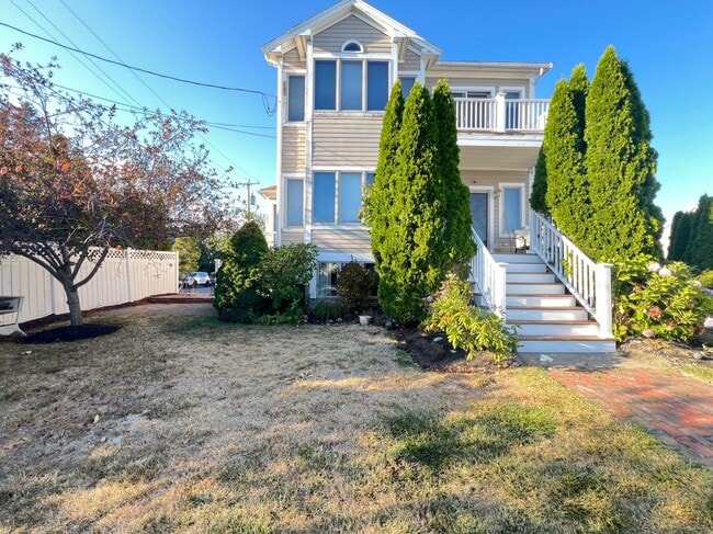 Building Photo - 141 Grovers Ave