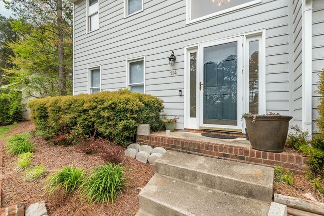 Building Photo - Charming 2-Bedroom End Unit townhome Avail...