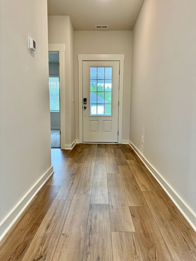 Building Photo - 5 Bedroom, 3.5 Bath Home w/  2 Car Garage